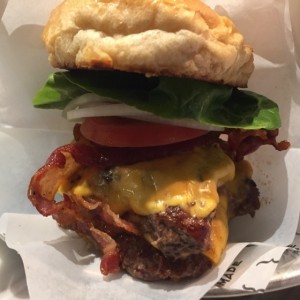 Hamburguesa Doble con Queso, Tocineta y Vegetales 