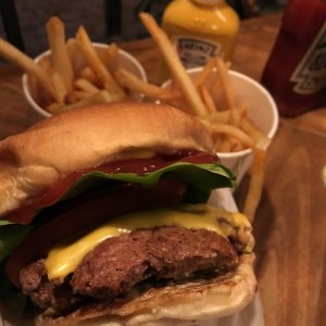 Hamburguesa con queso y pepinillo (pickels)