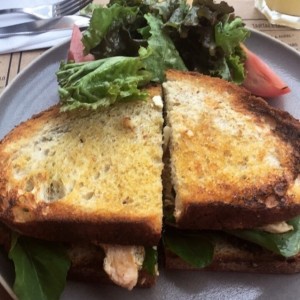 Sanduche Pollo limon con pimientos asados y pesto 