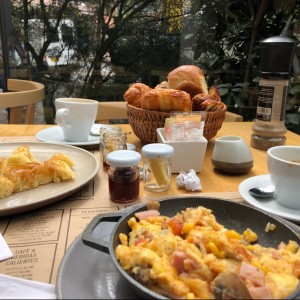 huevo revueltos y canasta de pan