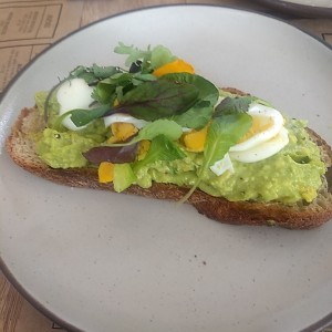 Huevos en salsa de Aguacate