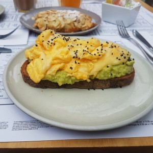 Tartine de aguacate y huevo