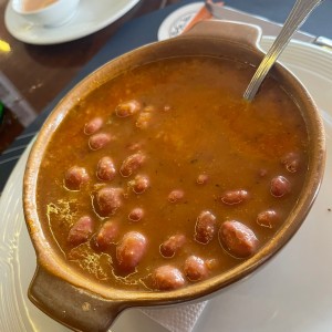 Cazuela de feijoles en taberna