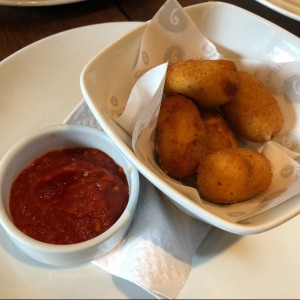 croquetas de queso y jamon serrano