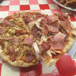 Salami, pollo, jamon, tocineta