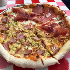 Mozarella de bufala, cherry, jamon Serrano / Pollo, miel mostaza, tocineta