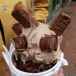Helado de ferrero roché con kinder bueno y twix