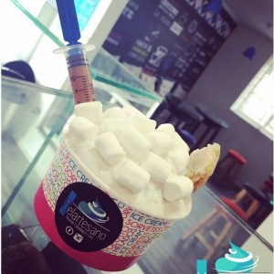 helado de Copelia con Masmelos y salsa de arequipe