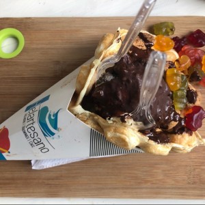 wafle con helado de galleta y ferrero rocher 