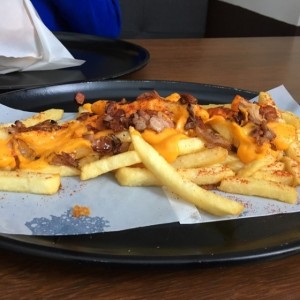 papas con chedar fundido y tocineta