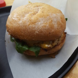 hamburguesa de tocineta y queso cheddar