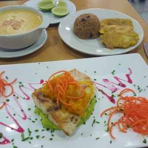 Covina en salsa marinada con cazuela de mariscos