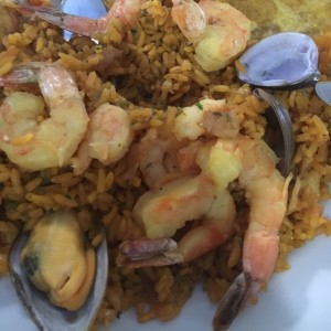 Paella valenciana con langostinos y patacones