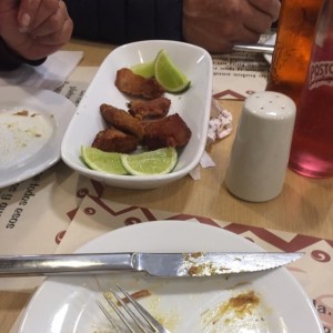 chicharron carnudo y lo que quedo de canastillas de platano con carne desmechada