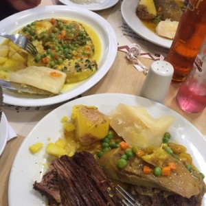 bangre en salsa y sobrebarriga con lengua en salsa. Delicioso todo