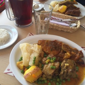mixto de huesos de marrano y guiso de cola