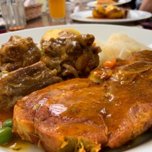 mixto guiso de cola y huesos de marrano