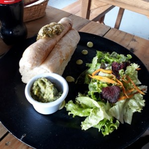 villa de leyva con ensalada