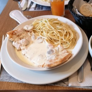 pollo alfredo con linguini finas hiervas