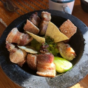chicharrones con guacamole