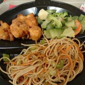 Pasta, pollo a la naranja y verduras.