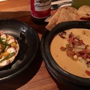 Tostada de pulpo, botana 3 quesos con puerco