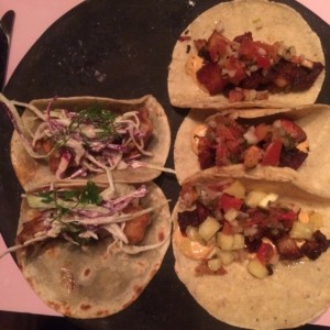 Tacos de pescado y tacos al pastor