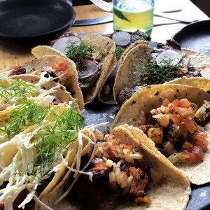tacos al pastor, tacos de carne asada y de morrillo 