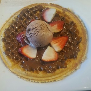 Waffle de nutella, helado choco rochelle y fresas 