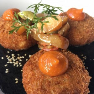 croquetas de pescado en salsa negra (tinta de calamar y coco)