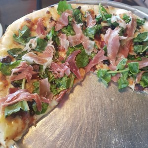 pizza rugula y jamón serrano 