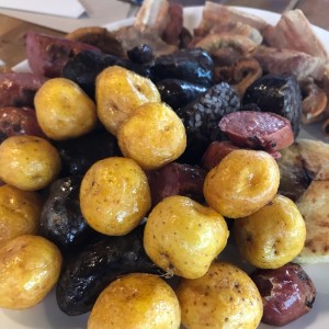 Picada con chinchulines, morcilla, chorizo y chicharron