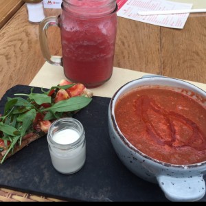 crema de tomate con bruschetta