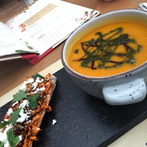 Sopa de zanahoria y chontaduro