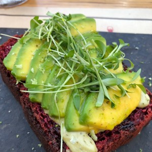 Tostada de aguacate (pan de remolacha)