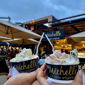 2 bolas de helado en vaso