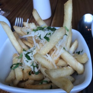 Papas fritas con aceite de trufa y parmesano