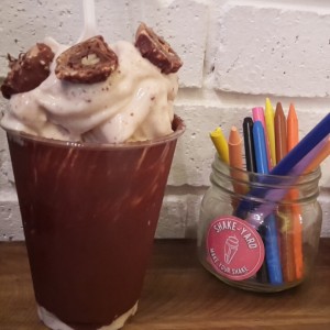 Malteada grande de vainilla con ferreros y cobertura de nutella.
