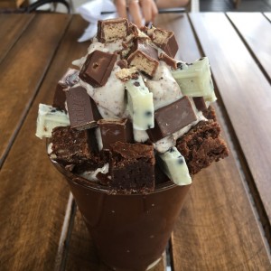 Malteada de Vainilla con cobertura de Nutella con Hershey Blanca, Kit-Kat y Brownie.