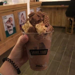 malteada de chocolate con hanuta y crispy