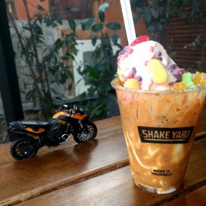 Base de crema de mani, helado de vainilla con gomitas y nerds