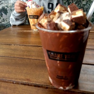 Base ee nutella, helado de vainilla, Snickers,