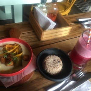 mote de queso, jugo de corozo
