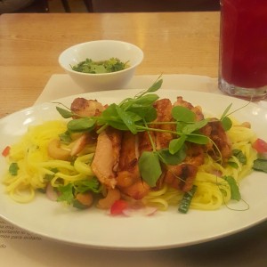 Pollo con ensalada de mango y chile