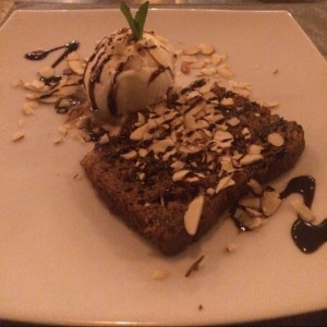 torta de almendras con helado