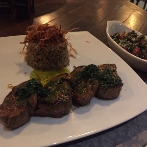 Lomo M con arroz con lentejas y tabouleh