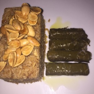 arroz de almendras (1/2 porcion) y hojas de parra. 