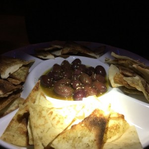 Aceitunas con Satar y, abundante pita tostada