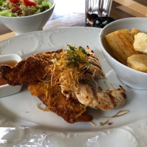 Tiritas de pollo a la parrilla y panko con yucas y ensalada