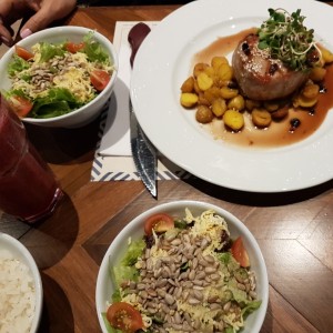 Carne de cerdo y ensalada.